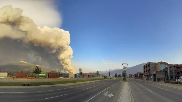 加拿大落基山脉快速移动的野火肆虐了风景如画的度假小镇贾斯珀