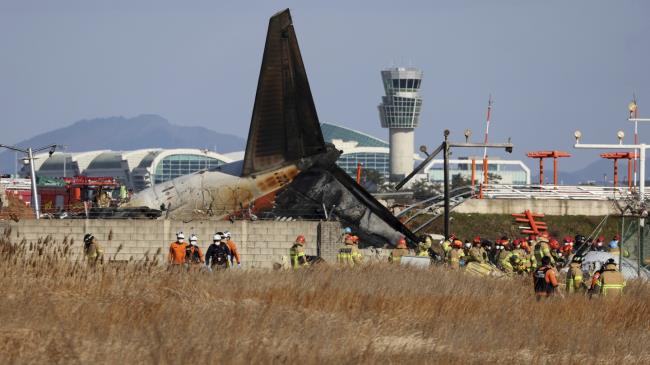 Avión se incendia tra salirse de la pista en aeroperto de Corea del Sur；有120个墓碑